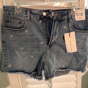 Cute Jean flower shorts!